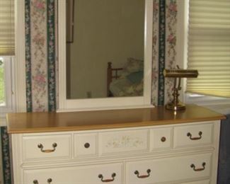 Dresser w/mirror