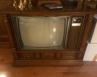 VINTAGE TV WORKS! Another pristine relic from the early seventies you need this!