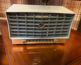 this is a cool vintage radio