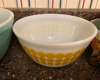 34 Vintage Pyrex bowl