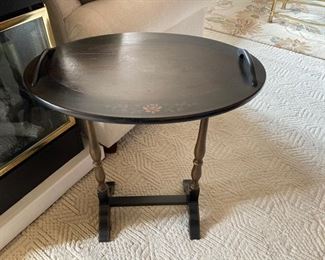 Oval accent table
