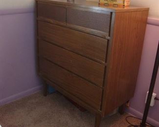 Kroehler chest with 5 dovetail drawers