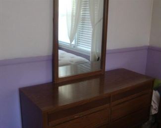 Kroehler dresser with mirror and 6 drawers
