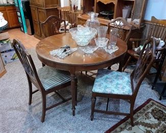 Vintage Stratton Americana Dining table with 4 chairs and 2 leaves