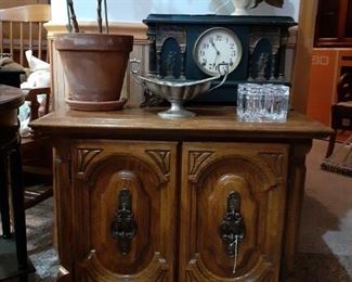 Great little MCM End table & other decor