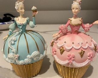 These would be beautiful at a place setting.  They open up for a cute jewelry box as well.  More quantities available in both colors 