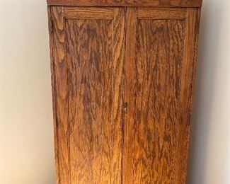 $100
Beautiful Armoire 72 tall, 38 wide, 18 deep
