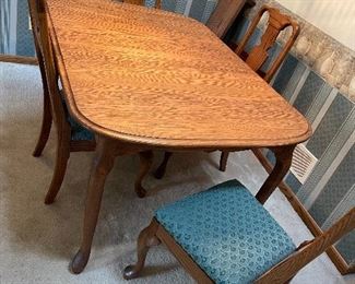Solid oak dining table with one leaf and pads
4 chairs