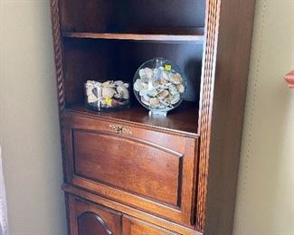 Fourth wall unit includes a bar space
