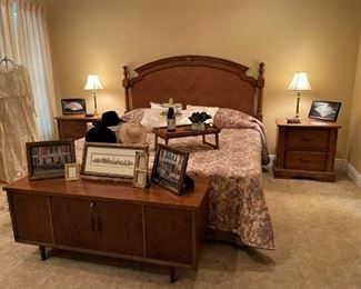 BROYHILL KING BED 2 NIGHT STANDS AND ART DECO CEDAR CHEST