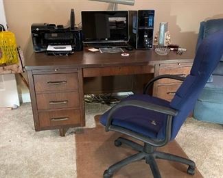 OFFICE DESK AND HP COMPUTER