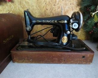 Great Vintage Singer Sewing Machine in Case
