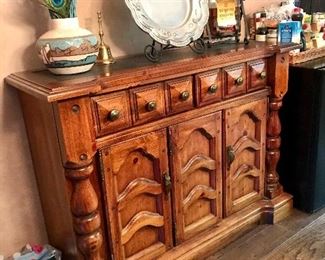 Vintage Broyhill dining set, excellent condition.