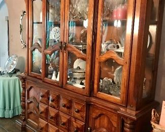 Vintage Broyhill dining set. Excellent condition.