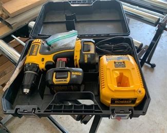 Dewalt drill motor (2) 18v lithium batteries charger and case