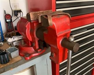 Heavy duty vise with copper jaw caps