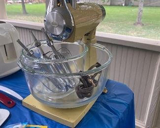 Electric standing mixer 