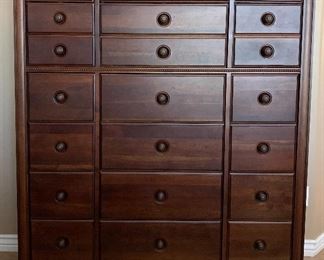 King Stanley Sleigh Bedroom: Bed Frame, Dresser, Gentleman’s Chest, 2 Nightstands, Bench, Area Rug, Tapestry