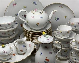 Meissen Porcelain Scalloped Edge Strewn Flowers, Sixty-Four Piece Set
