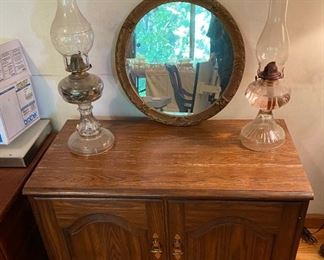 Oil Lamps / Mirror / 2-Door Side Table