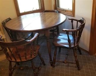Dining table 29 x 42 , 2 leaves 10" each and 4 chairs