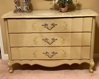 Broyhill Dresser w/ antiqued two-tone finish, 3 smooth-sailing drawers.