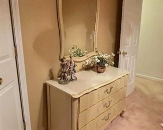 Broyhill Dresser w/ antiqued two-tone finish, 3 smooth-sailing drawers.