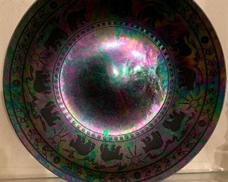 American black iridized art glass platter signed by Artist Dru Malone - Lightwave Glass Studio In Alaska The colors varies depending on the light. It is 13" and is in great shape - no chips or cracks, just some fine scratches from use. It is food safe and should be treated like fine china, — or as a show piece. no microwave and handwash. made by Dru Malone