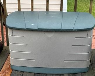 Rubbermaid 121 gallon yard storage container