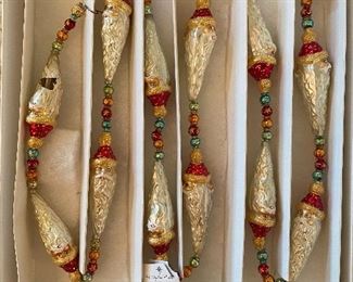 Christopher Radko 91) "Enchantment Garland" AS IS one santa broken as seen in first row.  48.