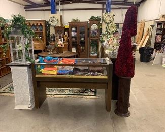Display pedestals, cloth napkins, and lots of nice display pieces