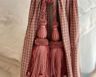 The Farmhouse Collection Inc. Handcrafted Su-Su Full-Size Canopy Bed with Cowtan & Tout "Chelsea Plaid" Fabric & Fitted Mattress Cover. Photo 4 of 5.