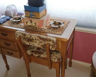 Singer Sewing table with machine Golden Touch