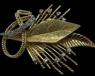 18K GOLD AND DIAMOND DESIGNER LEAF BROOCH