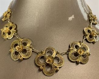 PRETTY VTG GOLD CUT OUT FLORAL CHOKER