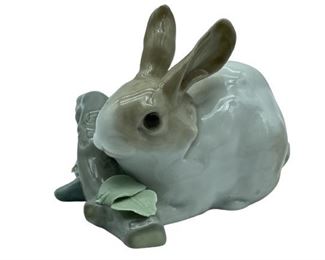 VINTAGE LLADRO BUNNY RABBIT EATING FIGURINE 4772