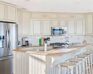 Great looking kitchen! KraftMaid cabinetry