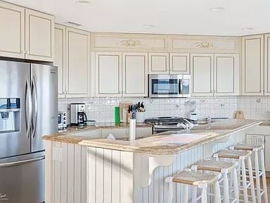 Great looking kitchen! KraftMaid cabinetry