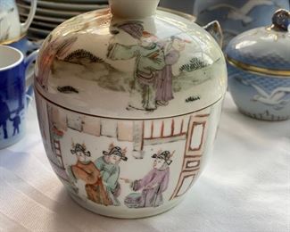Chinese export lidded jar (small chip on lid)