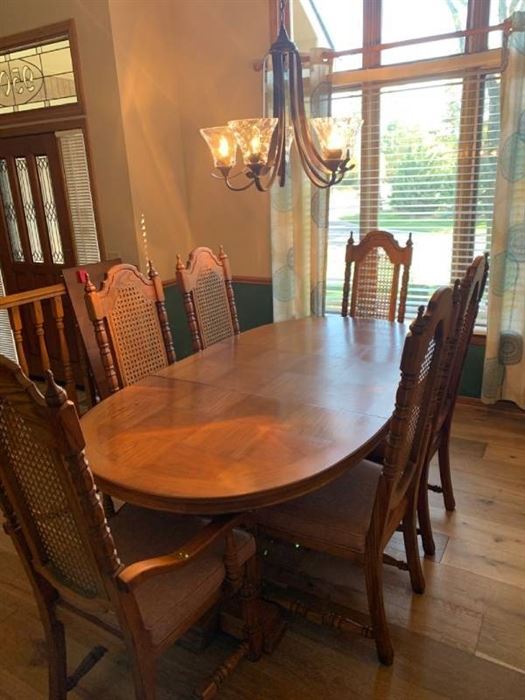 Thomasville table with six chairs and two leaves