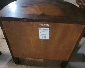 1 Entry or end table with 1 drawer