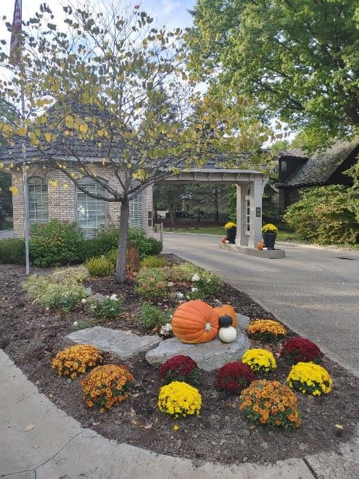 Auburn Knolls Entrance Fall