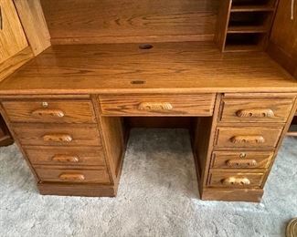 Roll top Desk, like new.