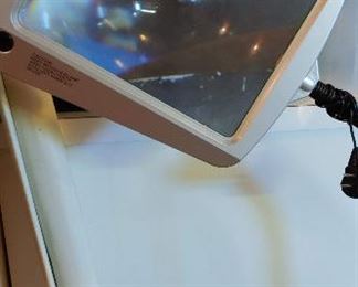 Lighted magnifying light