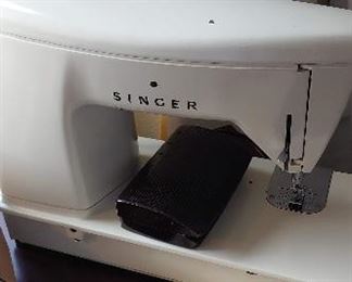 Singer touch and sew sewing machine 756