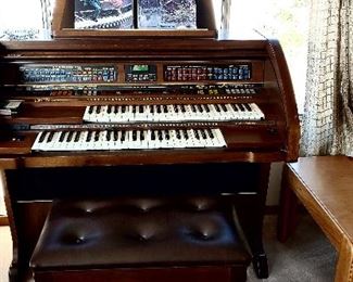 Lowrey Director Model LC/35 organ