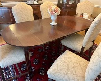 Mahogany table & 6 dining chairs. antique oriental rug.
