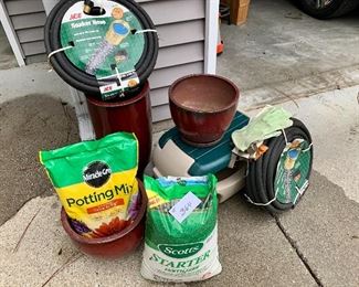 Garden bundle. 3 pots, rolling seat, 3 pair gloves, 2 soaker hoses. Two bags. 
$35