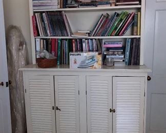 Storage unit and bookshelf