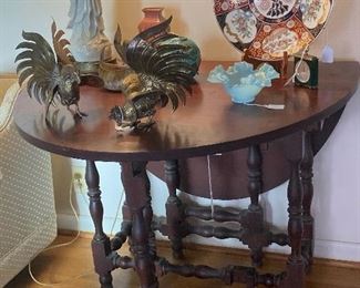 Gateleg table with loads of sit-abouts